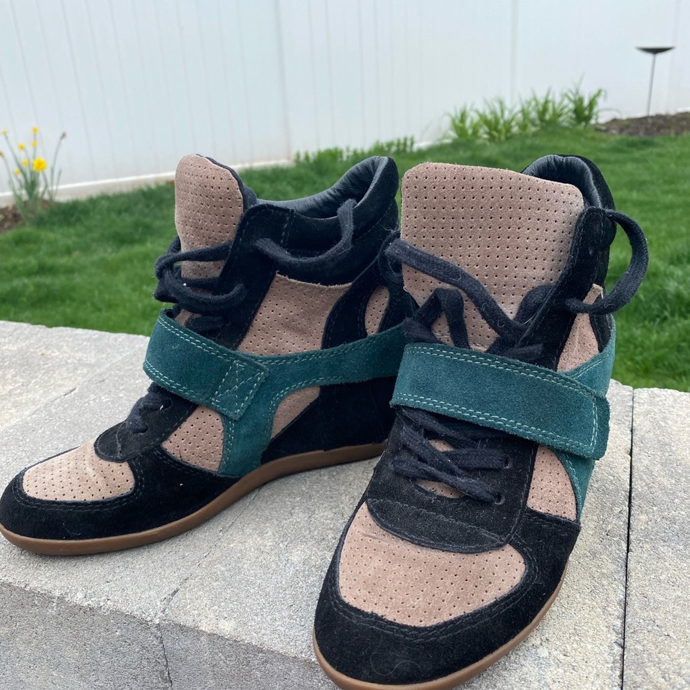 Practically Brand New!!!! Worn A Handful Of Times… - image 2